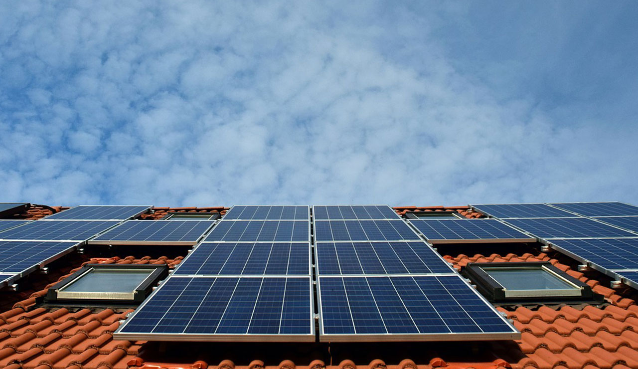 Black vs blue solar panels